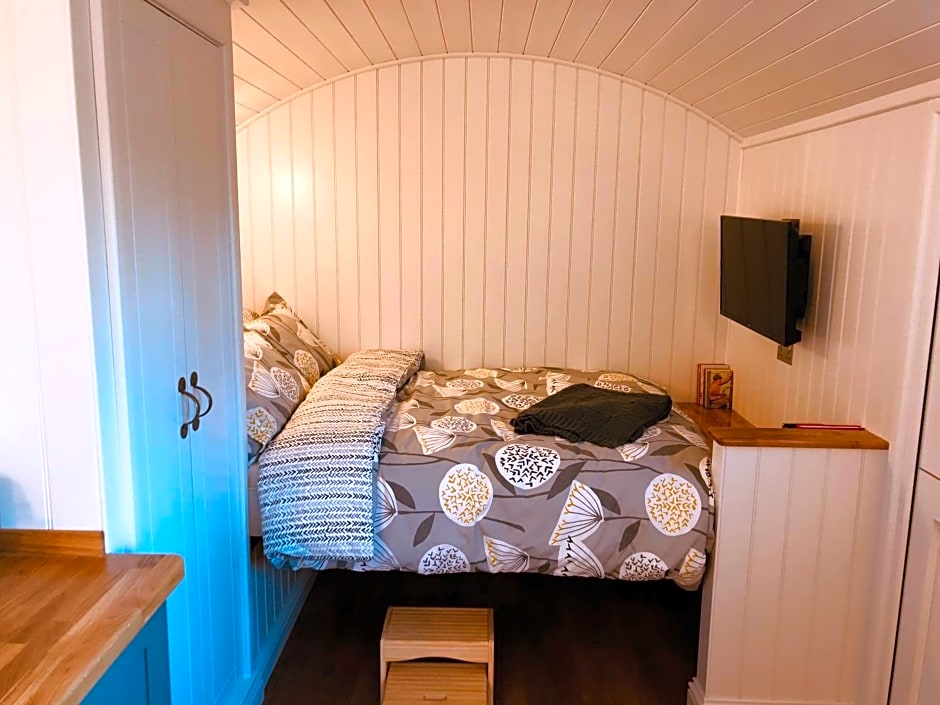 Somerleyton Meadows - The Hideaway Hut & Hot Tub