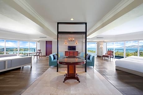 Suite with Panoramic Ocean View with Club Lounge