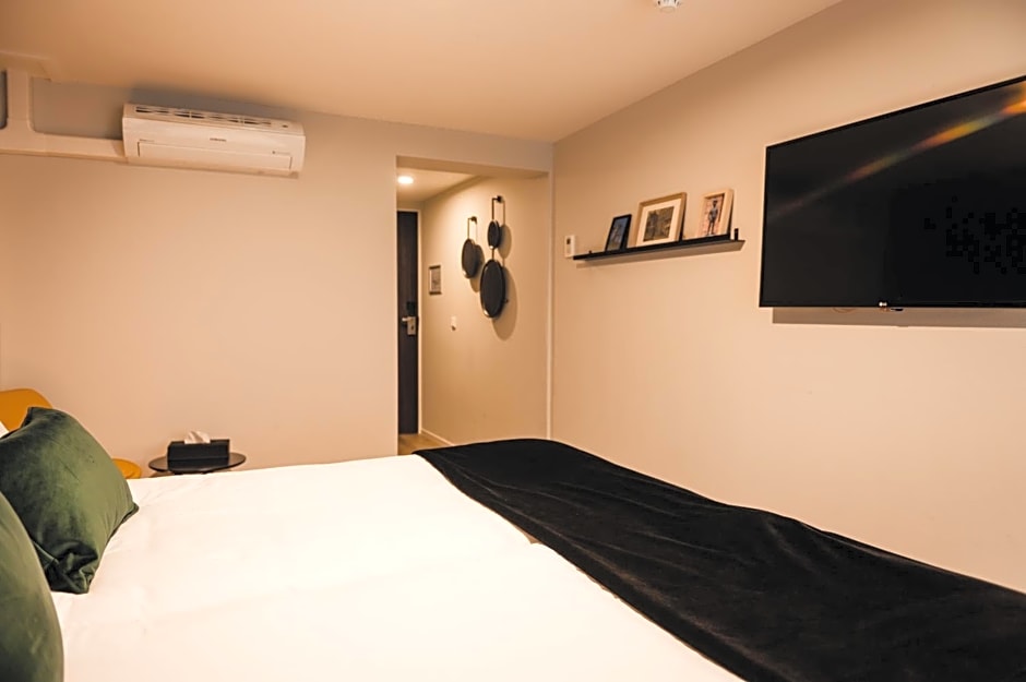 Photo 1 of 5 of Small Executive Twin Room