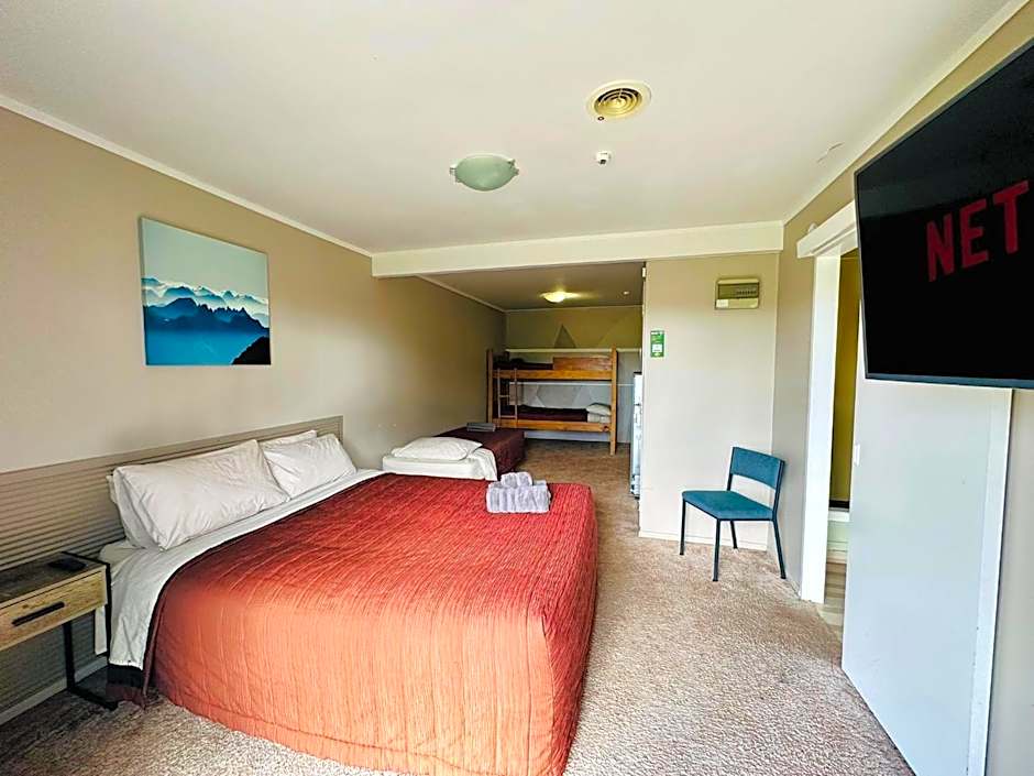 The Crossing Lodge & Backpackers