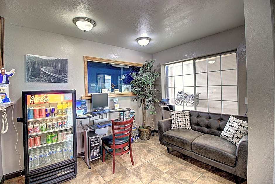 Days Inn & Suites by Wyndham Lolo