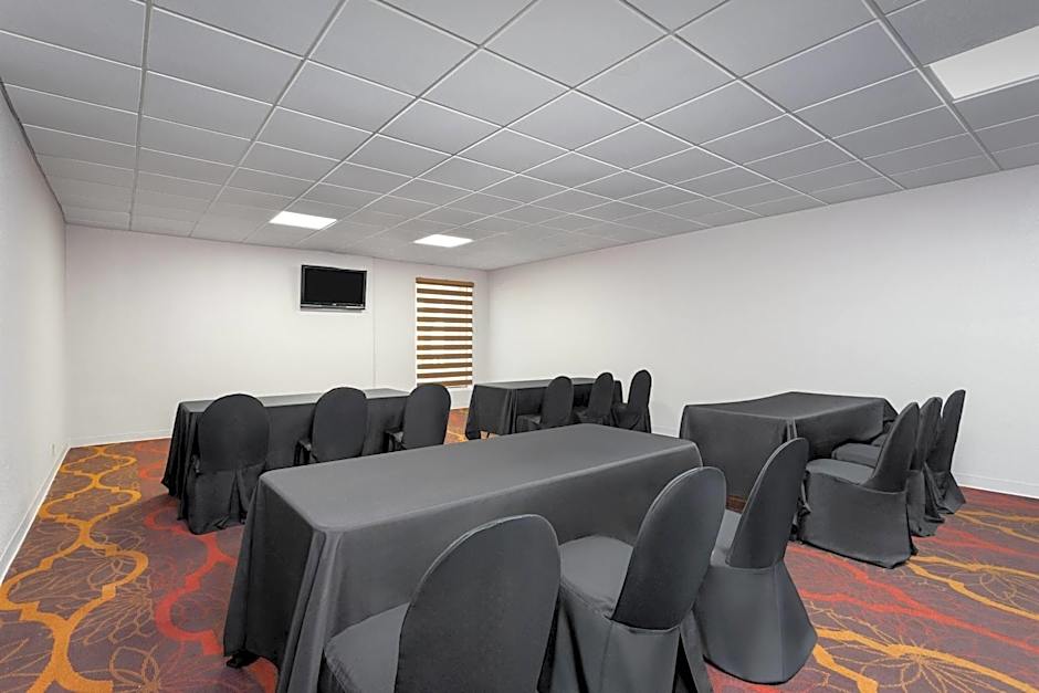 Days Inn and Suites by Wyndham Hammond, IN