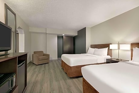 2 Double Beds, Suite, Nonsmoking