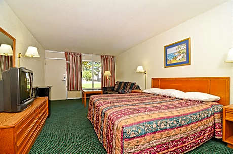1 King Bed Smoking