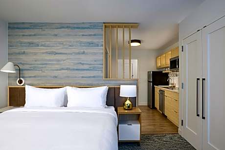 1 Bedroom Suite, 1 King, Sofa bed, City view