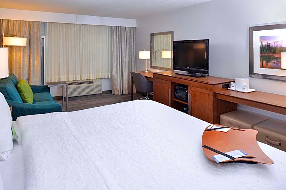 Hampton Inn & Suites By Hilton Calgary University Northwest