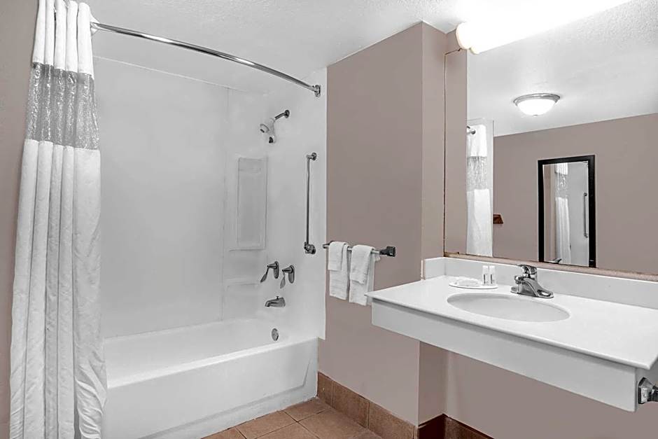 Super 8 by Wyndham Austell/Six Flags