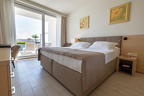 Royal apartment with private pool sea side