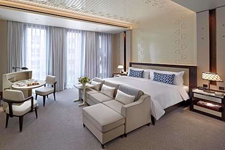 Deluxe Accessible Room King