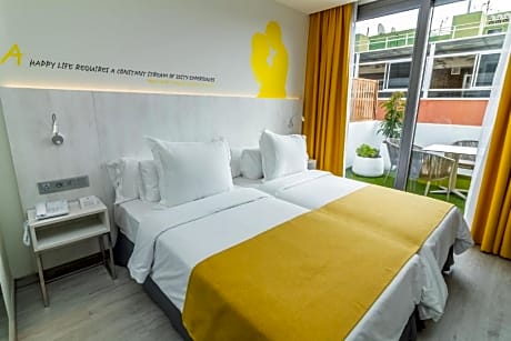 FAMILY ROOM 2 ADULTS + 1 CHILD