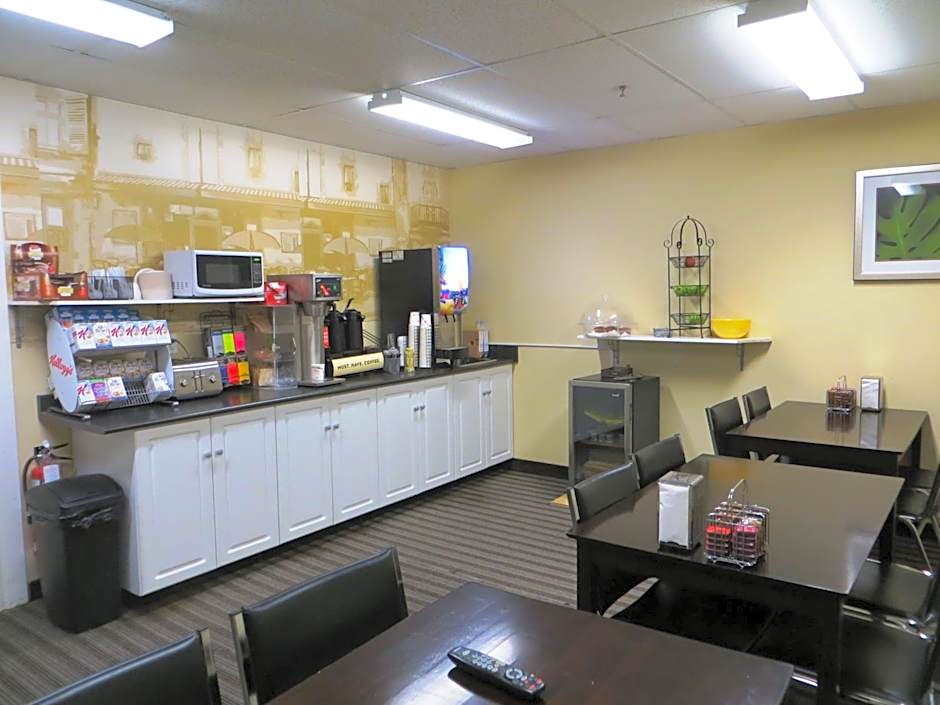 Super 8 by Wyndham Saskatoon Near Downtown