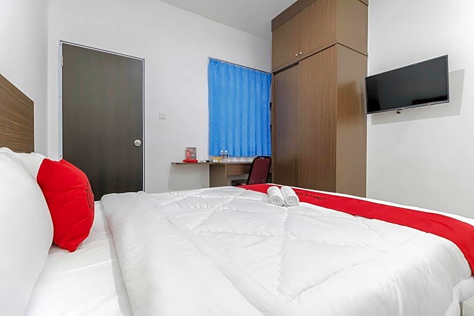 RedDoorz Plus near Kepri Mall