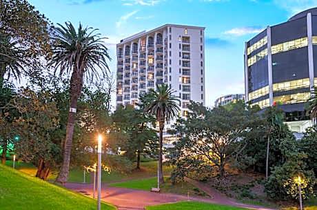 Parkside Hotel & Apartments