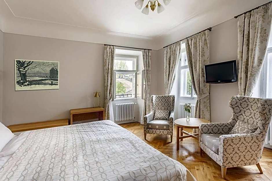 Hotel At the Golden Scissors