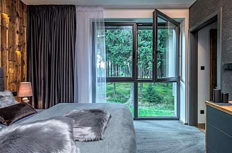 Deluxe Two-Bedroom Apartment with Garden View