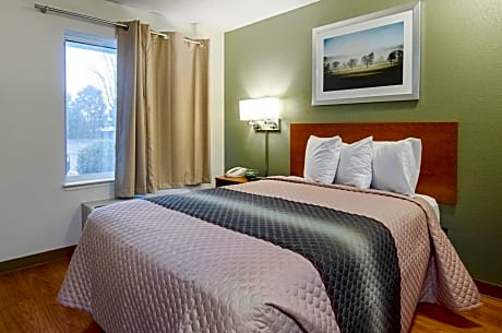 Studio Room Queen Bed Disability Access Non-Smoking