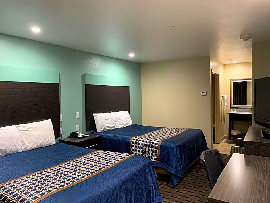 Photo 1 of 4 of 2 Queen Beds, Nonsmoking