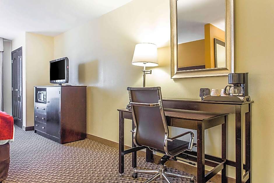 Comfort Suites Clinton near Presbyterian College