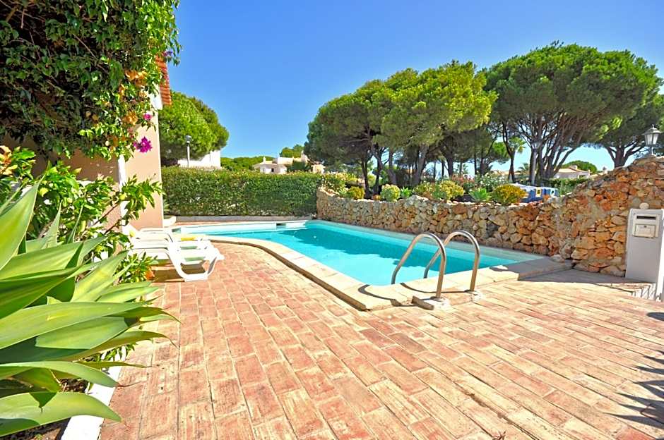 Stylish and well-equipped, private pool, close to amenities, free AC Wifi