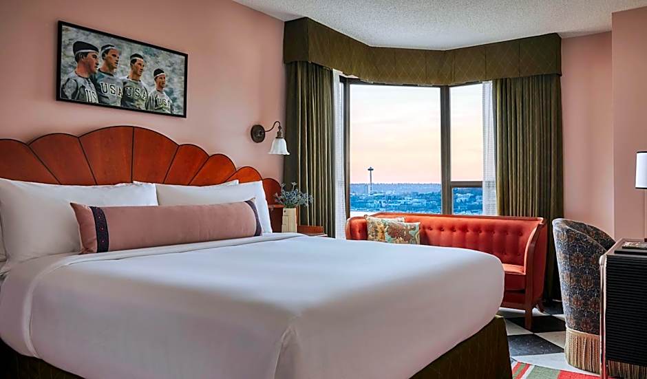 Photo 1 of 7 of Graduate 1 King Bed, Skyline View