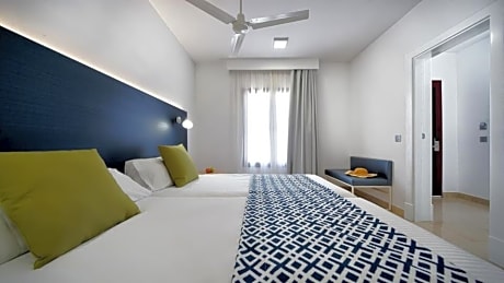JUNIOR SUITE WITH GARDEN 2 ADULTS 1 CHILD