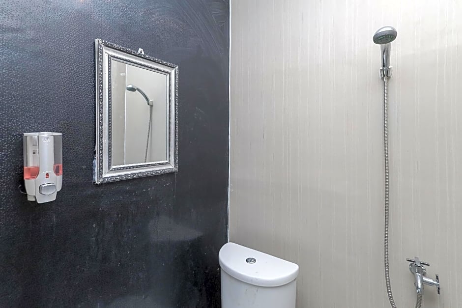 RedDoorz near Mayapada Hospital Surabaya