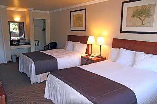 Travelodge by Wyndham Vancouver Lions Gate