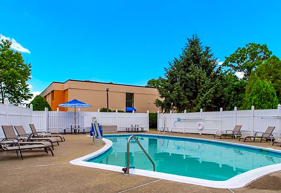 All Seasons Inn & Suites