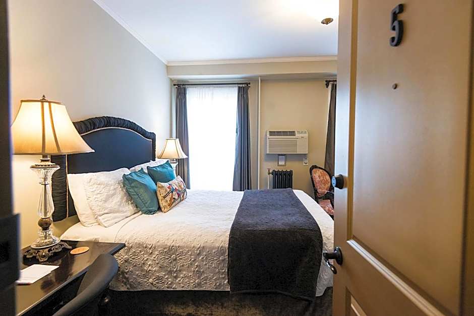 Photo 1 of 4 of Deluxe 1 Queen Bed