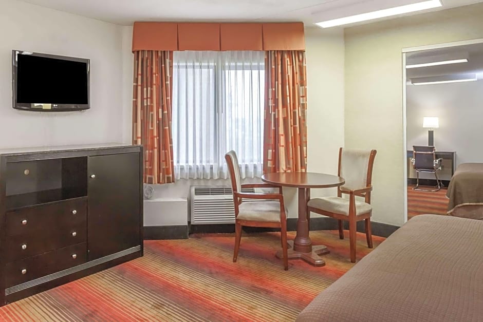 Howard Johnson by Wyndham Newark Airport