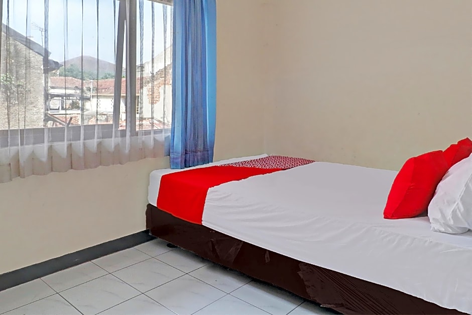 OYO Life 92685 Kost Arimbi
