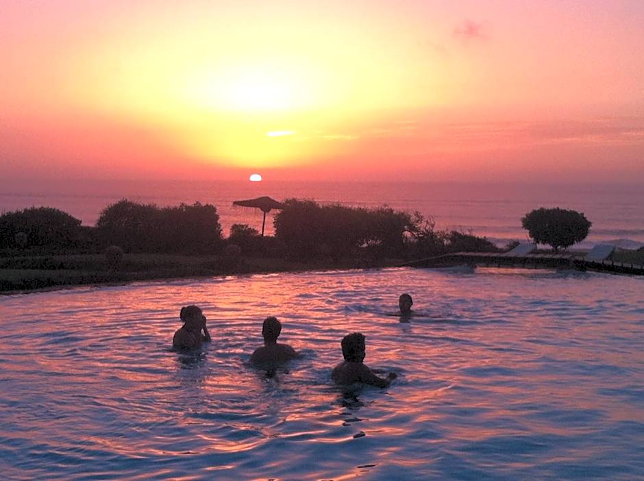 Dar Danse, the Bubble on the Beach