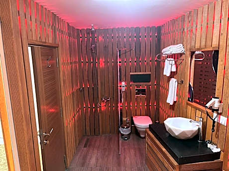 Superior Honeymoon Suite