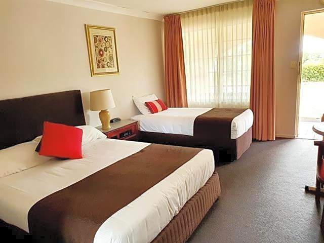 McNevins Warwick Motel