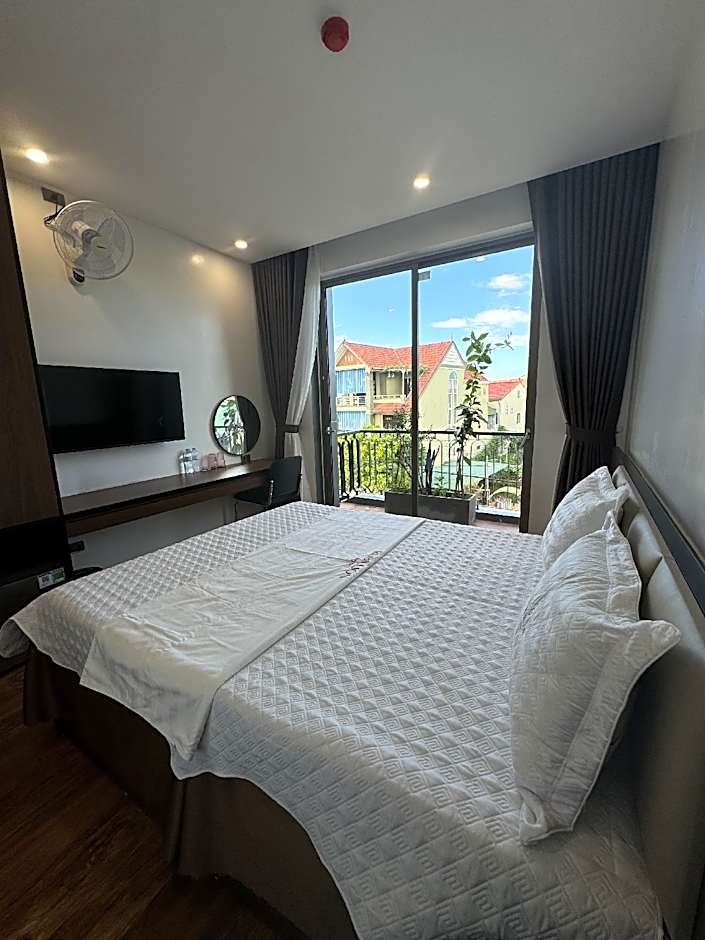 1 Queen Bed, Balcony — 3 fotoğraftan 1. fotoğraf