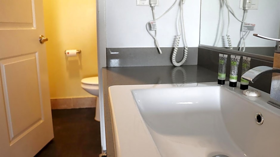 Hometel Suites