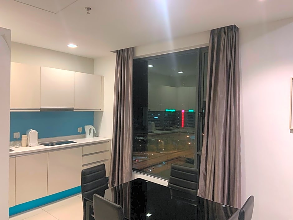 Sky Suite Top floor with Rooftop Pool & Gym