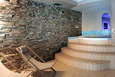Aparthotel Familiaris - Family Apartments - Pools & Spa in Dolomites