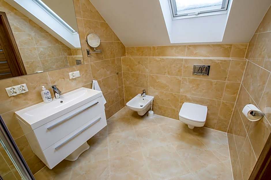 Dwór Skalny Apartamenty, Pokoje i Restauracja Karczma Skalna