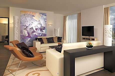 1 Bedroom Suite, Bedroom 1: King, Bedroom 2: King