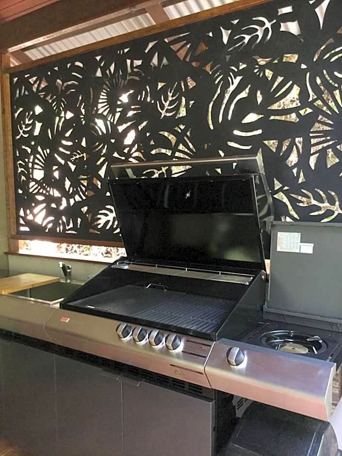 Gunnadoo Holiday Hut with Ocean Views and Jacuzzi