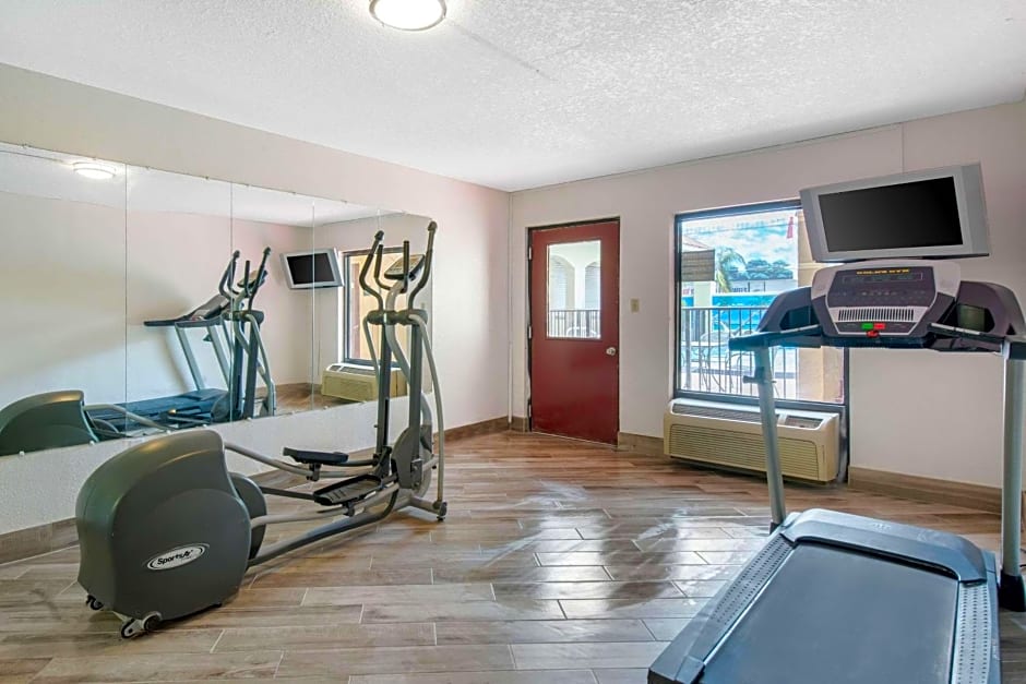 Clarion Inn & Suites Kissimmee-Lake Buena Vista South