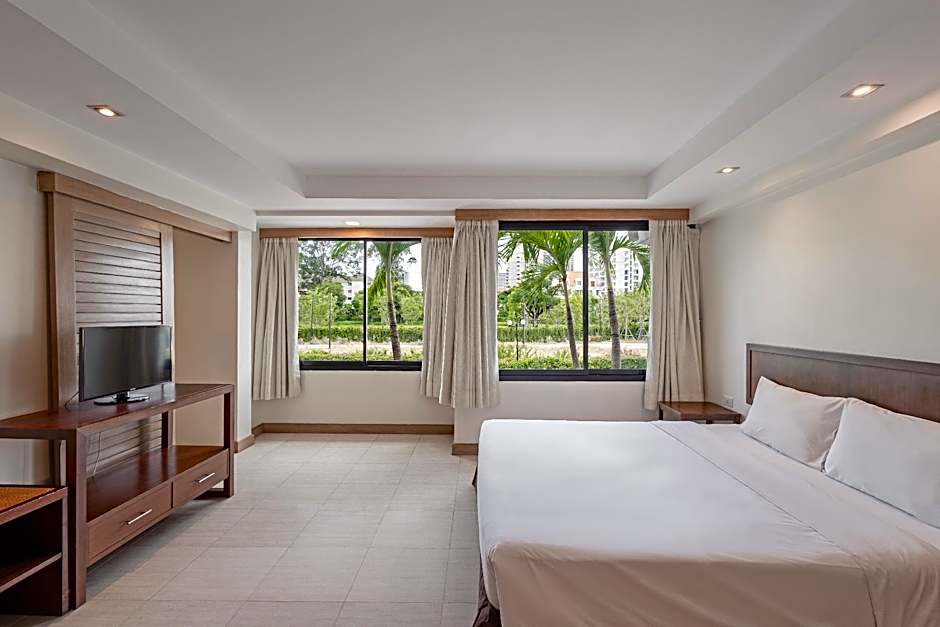 Tropicana Hotel (SHA Extra Plus)