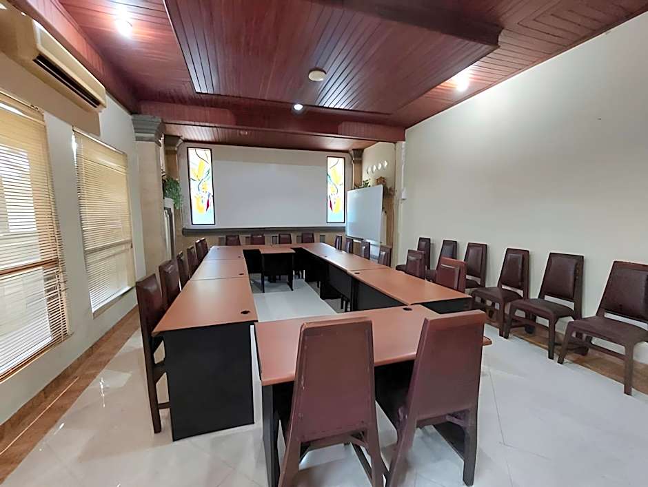 Super OYO Townhouse Oak Maxi Hotel Legian