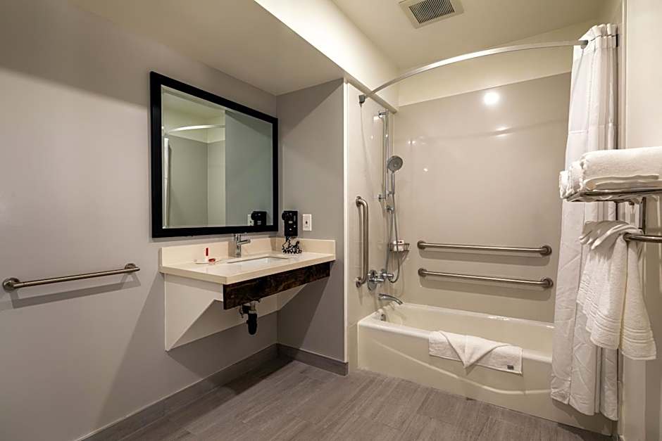 Travelodge by Wyndham LAX South