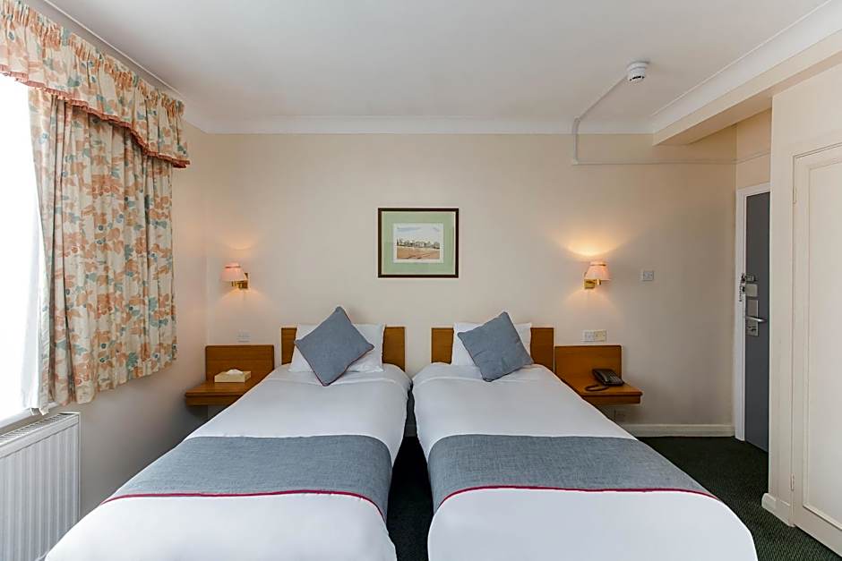 OYO Stade Court Hotel