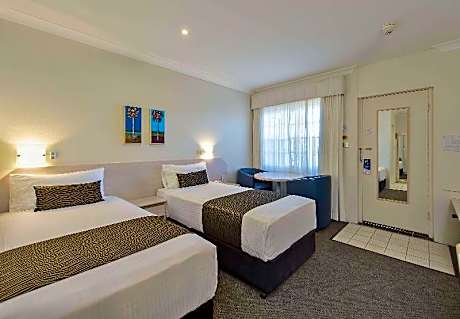 1 Queen Bed 1 Single Bed Nonsmoking Upgrade
