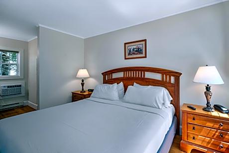 King Cottage with Jacuzzi