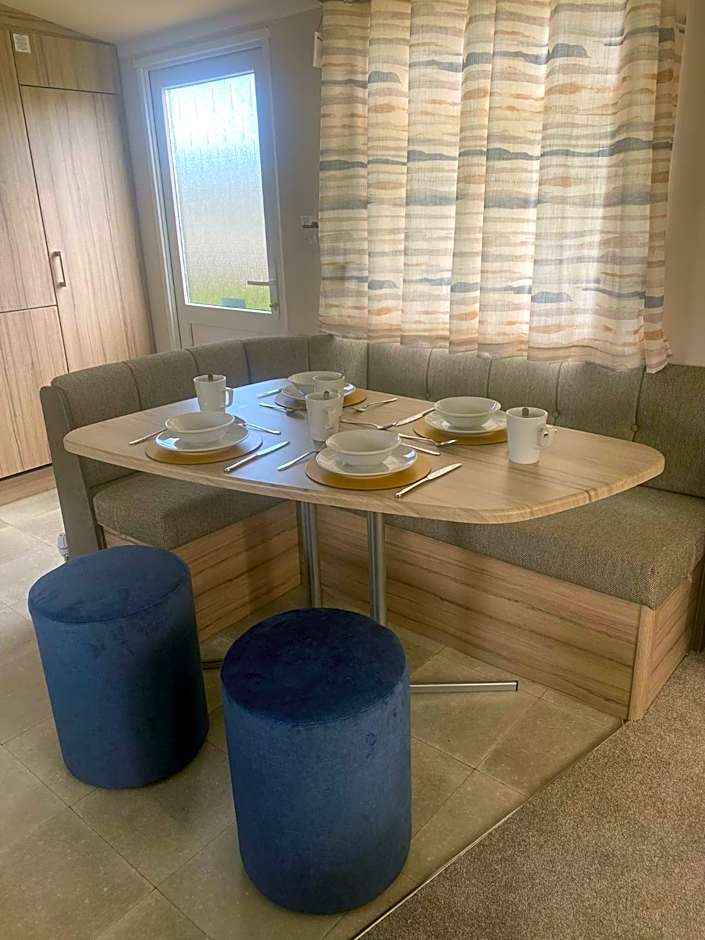 Modern Family Caravan with WiFi at Valley Farm, Clacton-on-Sea