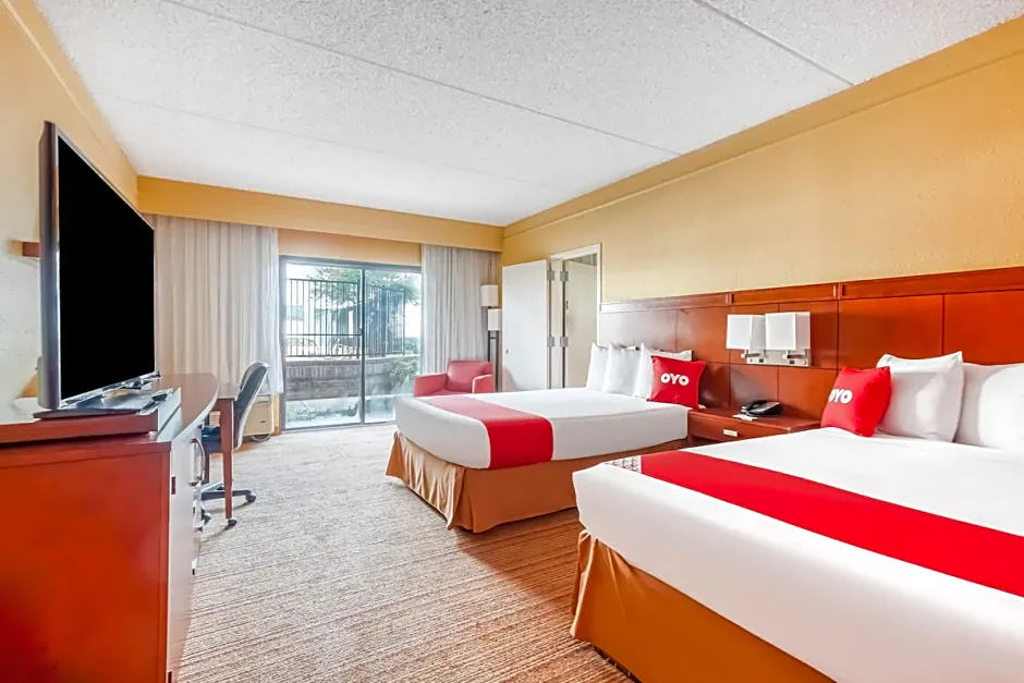 Super 8 by Wyndham Dallas Love Field Airport